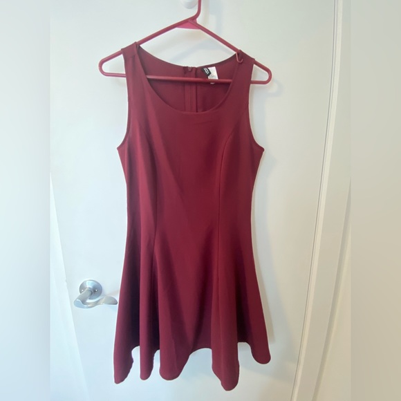 Burgundy flowy A-Line mini dress - Picture 1 of 3